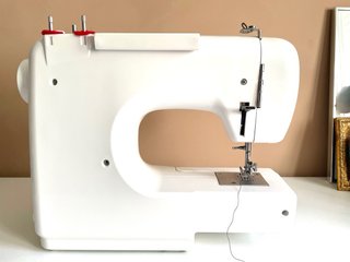 Máquina de coser Necchi con accesorios