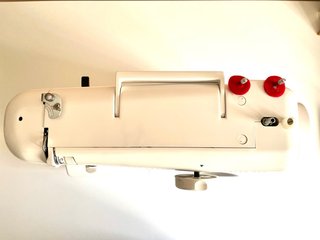 Máquina de coser Necchi con accesorios