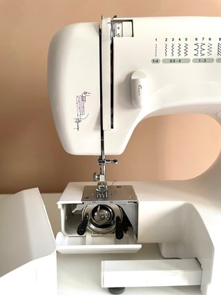 Máquina de coser Necchi con accesorios