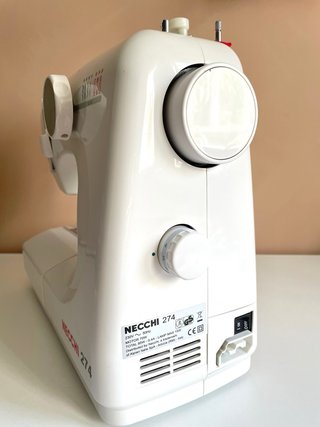 Máquina de coser Necchi con accesorios
