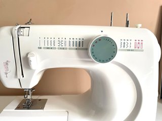 Máquina de coser Necchi con accesorios