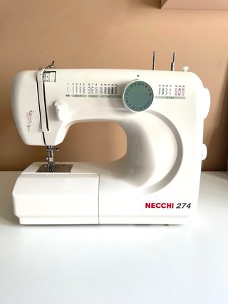 Máquina de coser Necchi con accesorios