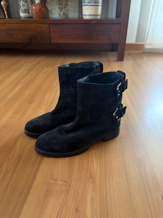 Botines negros con hebillas