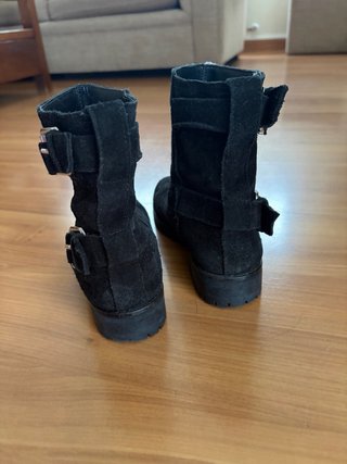 Botines negros con hebillas