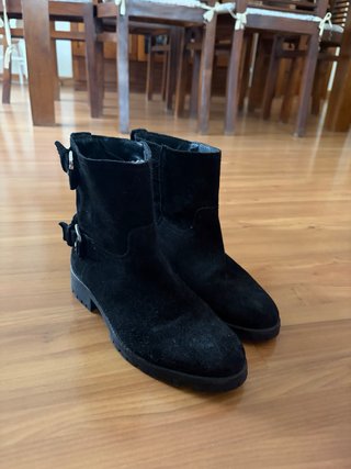 Botines negros con hebillas