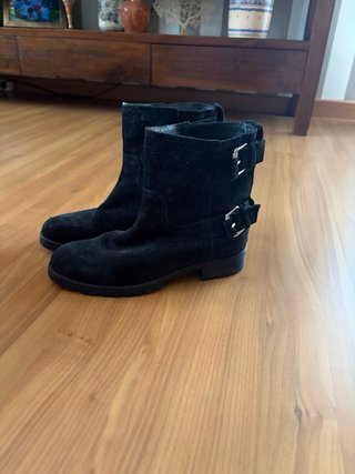 Botines negros con hebillas