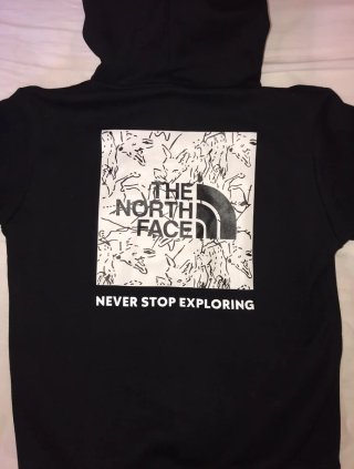 Sudadera The North Face Negra con diseño atrás