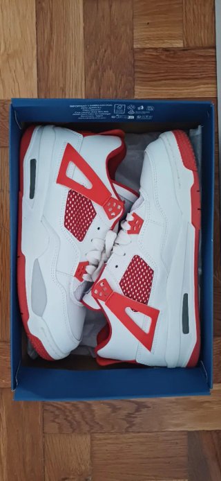 Zapatillas Jordan Blancas y Rojas