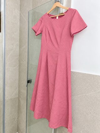 Vestido rosa lunares blancos