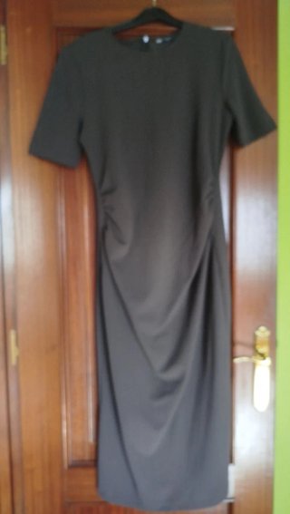 Vestido verde oliva con fruncido.