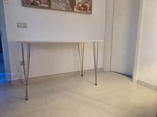 Mesa de comedor blanca con patas metálicas