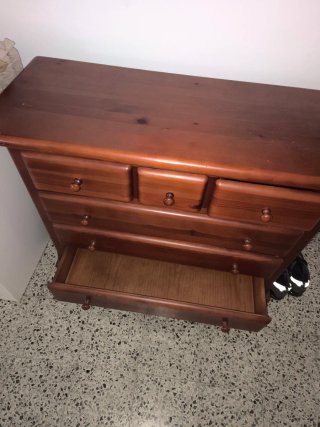 Conjunto cómoda y 2 mesitas madera maciza