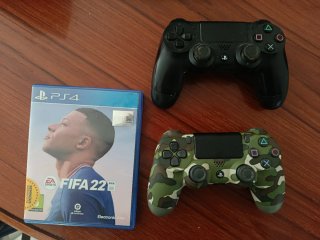 FIFA 22 PS4 con dos mandos ps4