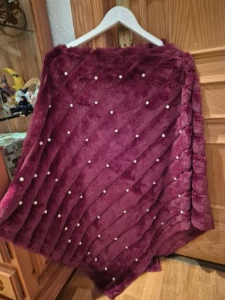 Poncho granate con perlas, sin marca