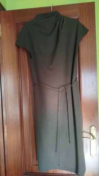 Vestido verde militar con cinturón