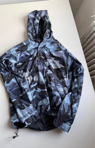 Chaqueta cortavientos azul y negra