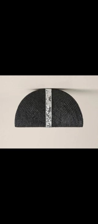 Bolso de mano negro y plateado