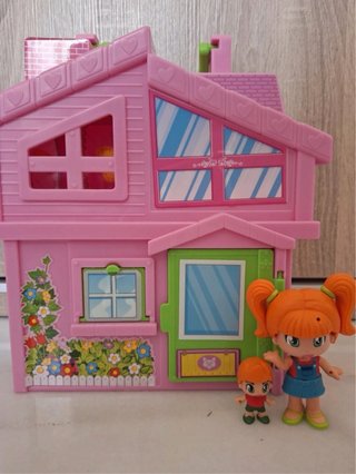 Deliziosa casita rosa Pinipon con giardino e figure