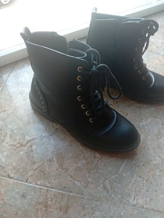 Botas negras con cordones y tachuelas