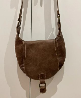 Bolso de mano de cuero marrón