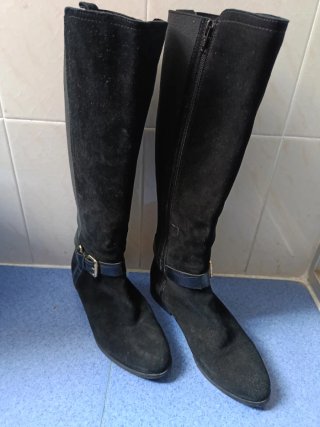 Botas altas de ante negro con hebilla