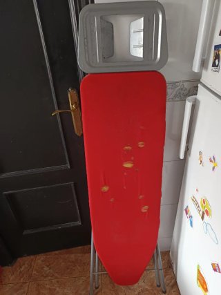 Mesa de planchar con funda roja