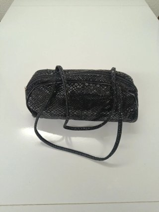 Bolso negro imitación serpiente
