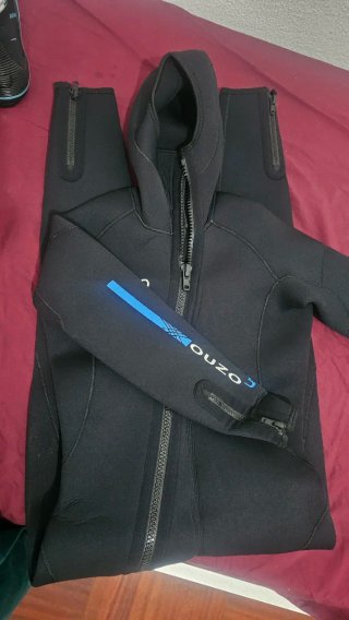 Traje Neopreno con capucha y Escarpines de buceo