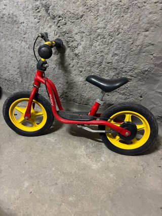 Bicicleta sin pedales Puky roja y amarilla