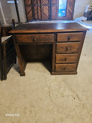 Mesa de escritorio de madera