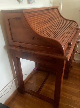 Scrivania in legno con persiana e cassetti
