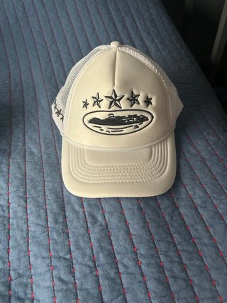 Gorra Beige con Estampado de Estrellas