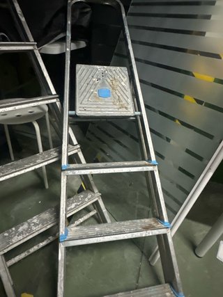 Escalera de trabajo metálica