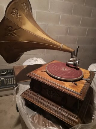 Grammofono d'epoca con tromba