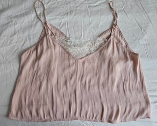 Top Bershka rosa con encaje