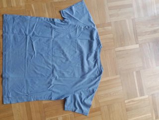 Camiseta azul de manga corta
