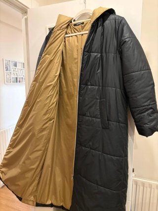 Anorak largo reversible negro y dorado