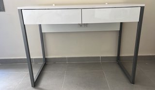 Mesa de escritorio blanca y gris