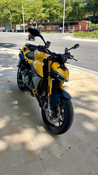 Ducati Streetfighter V2 Amarilla