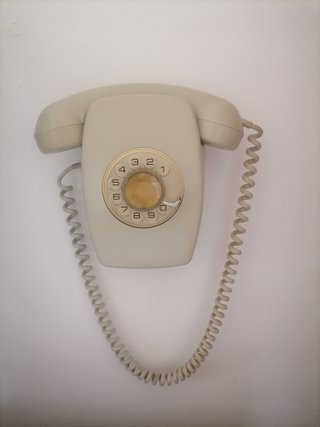 Teléfono fijo de pared antiguo Heraldo
