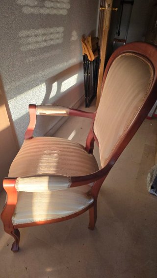 Silla de madera y tela prácticamente sin uso