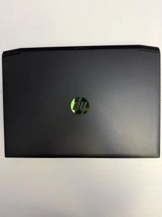 Ordenador portátil HP Pavilion GAMER con cargador.