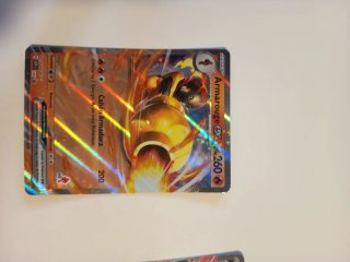 3 Cartas Pokémon: Armarouge, Darkrai y Pikachu