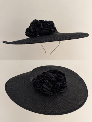 Sombrero de ala ancha negro con flor