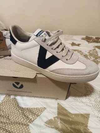 Zapatillas Victoria Blancas y Negras