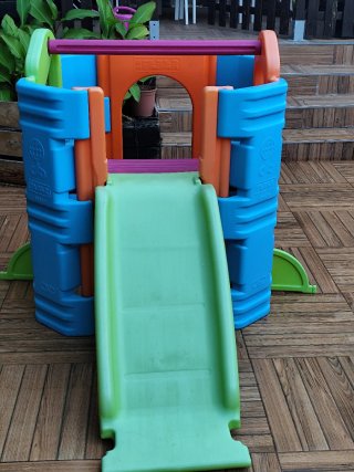 Parque de actividades infantil con tobogán