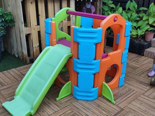 Parque de actividades infantil con tobogán