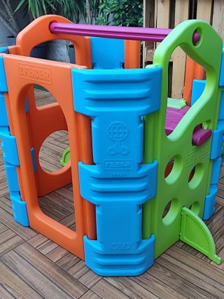 Parque de actividades infantil con tobogán