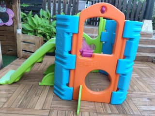 Parque de actividades infantil con tobogán