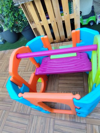 Parque de actividades infantil con tobogán